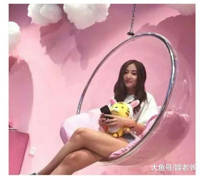 金龟子十九岁女儿长相变化巨大, 男友更像老爸