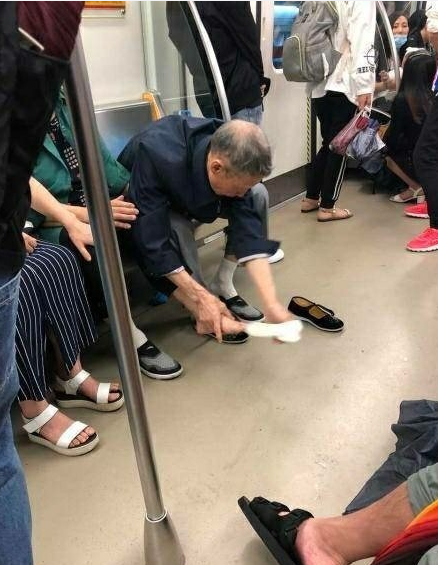 网友在2号线上看到的一幕：雨天