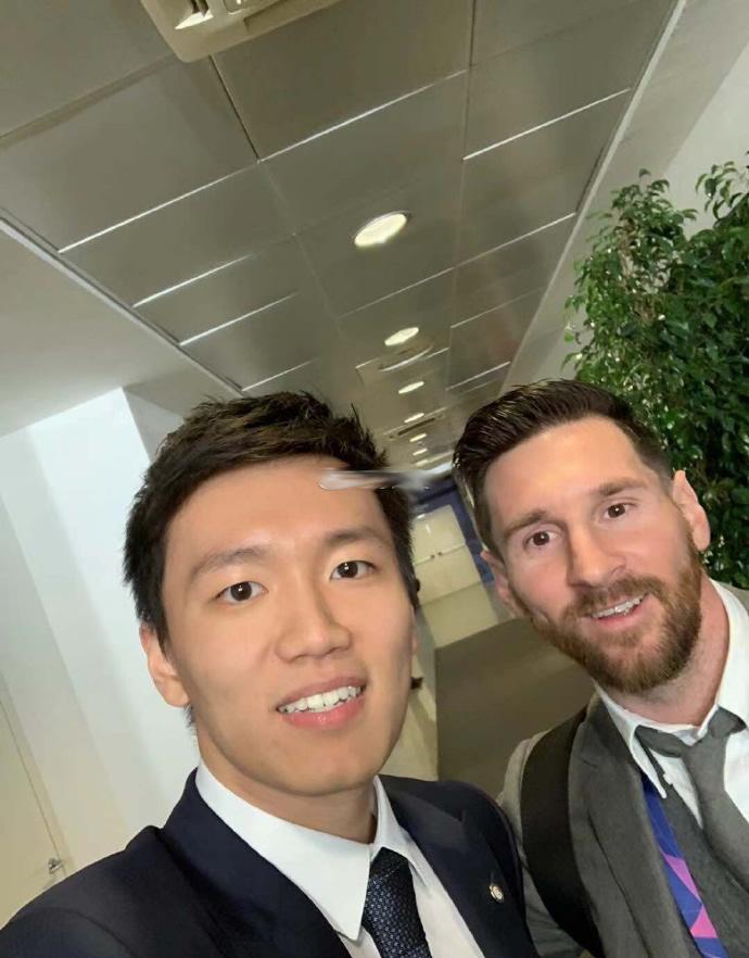 国米主席张康阳跟梅西合影一张，