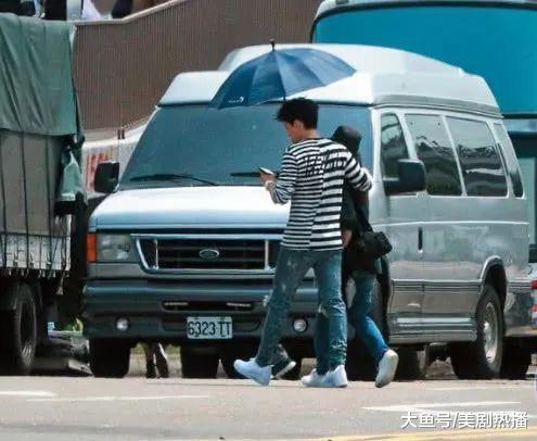明星又双叒和助理传绯闻, 王大陆暧昧搂肩女助理, 回家独处6小时!