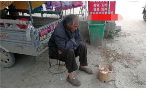 老人每天在集市卖鸡蛋, 不吆喝也没有称重工具, 只是盯着路人看