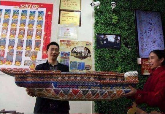 男子买了5万张彩票, 女友因此与其分手, 只能做成模型激励自己