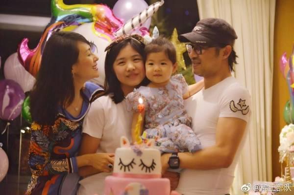 章子怡晒女儿同框照 醒醒与小苹果亲亲好有爱