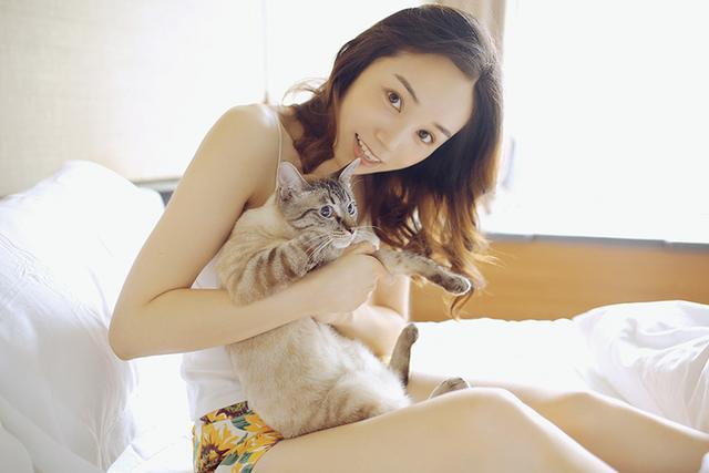 女人有这三种表现说明想被你泡, 不要错过机会!