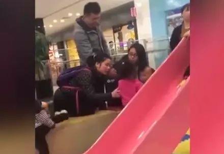女孩不小心踩了男孩一脚, 男孩妈妈把女孩都骂哭了, 还动手打了女孩妈妈
