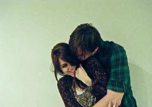 女人对男人动了情会有这3种样子, 是装不出来的!