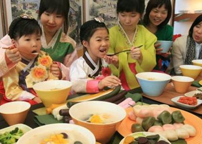 爸妈在饭桌上常做这3件事, 孩子会越来越笨的, 可要快纠正