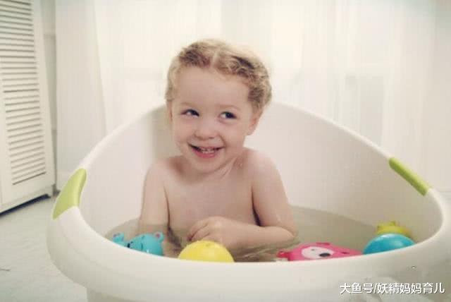 给宝宝洗澡有啥难的? 事实上方法不得当的妈妈不在少数