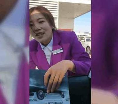 女销售员为了卖出车, 竟然主动与顾客做这样的事, 女子: 过分的要求都能满足