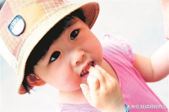 爱咬指甲的宝宝是病还是缺少爱? 育儿师这样说