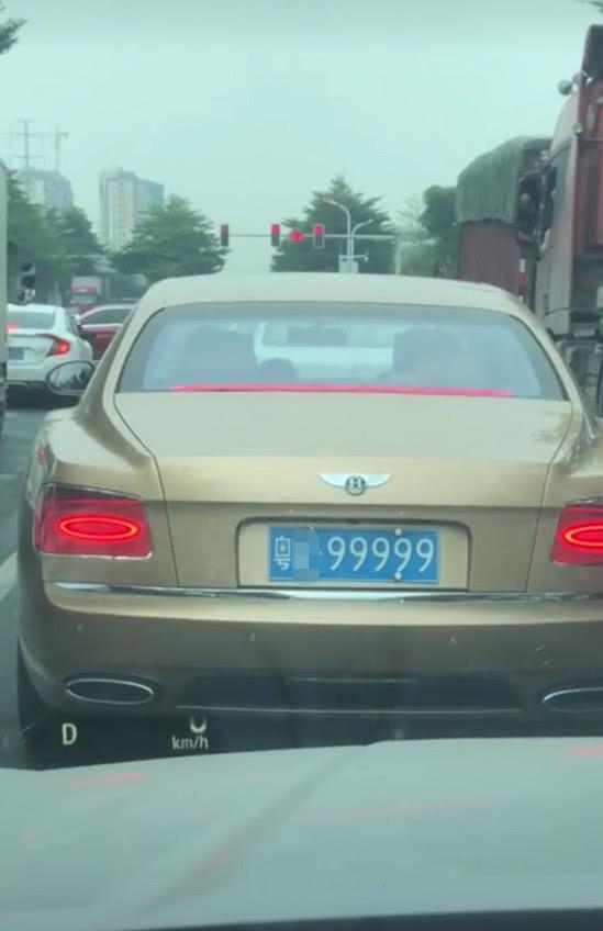 393万宾利现广东一街头, 车牌九五之尊, 值300万, 网友: 惹不起!
