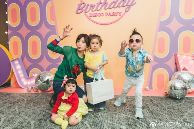贾静雯小女儿bo妞一岁了! Ella赵又廷萧敬腾等好友齐聚送祝福