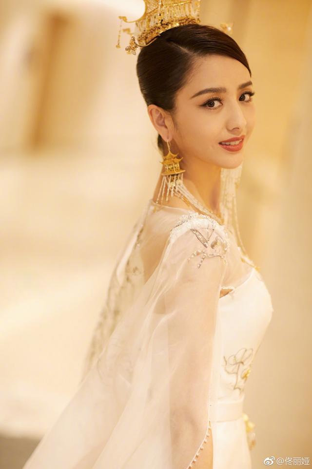 直男女神榜单出炉: 刘亦菲第三, 第一美出天际! 热巴杨幂没上榜