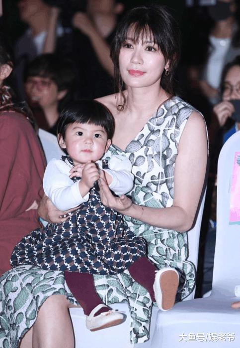 《妈超》中那么美, 参加活动却这么丑, 贾静雯活得也太假了!