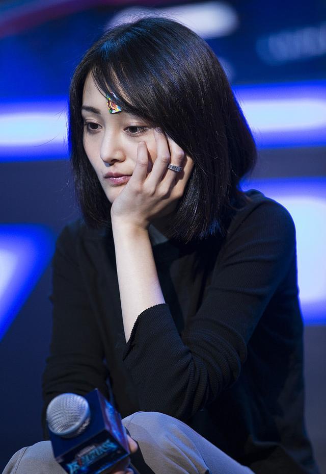 郑爽清爽短发衬托少女气息 烟熏妆扮酷大胆玩突破