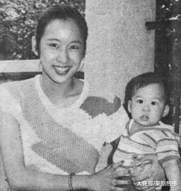 香港首任双料港姐, 19岁嫁入豪门生下三子后离婚, 50岁又嫁入豪门