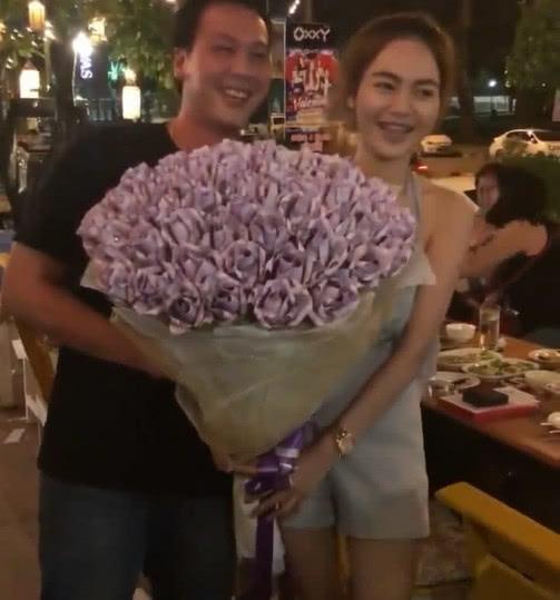 女子收到男友送的“鲜花”, 接过来感觉很轻盈, 仔细一看却笑了