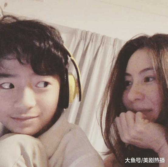 张柏芝大儿子升为初中生, 越来越像谢霆锋! 网友: 这么小就长胡子
