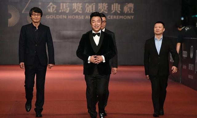 黄渤路边撸个串就收了林志玲, 为什么追舒淇却等了4部电影