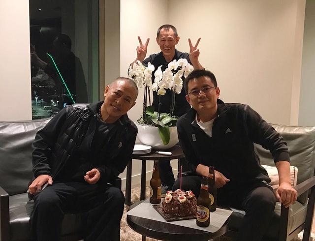 55岁李连杰为好友庆生, 亲哥李连胜罕见亮相, 兄弟俩长得太像了