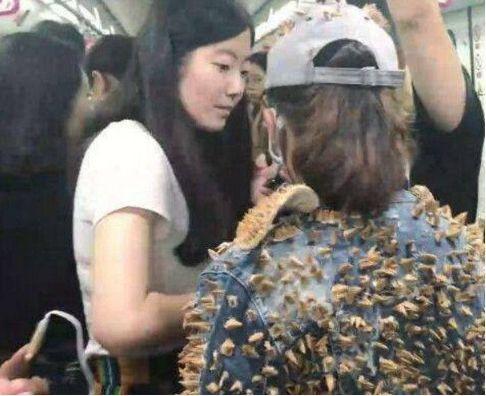 女子挤地铁为防咸猪手, 用榴莲角自制铠甲, 结果却让人感到意外