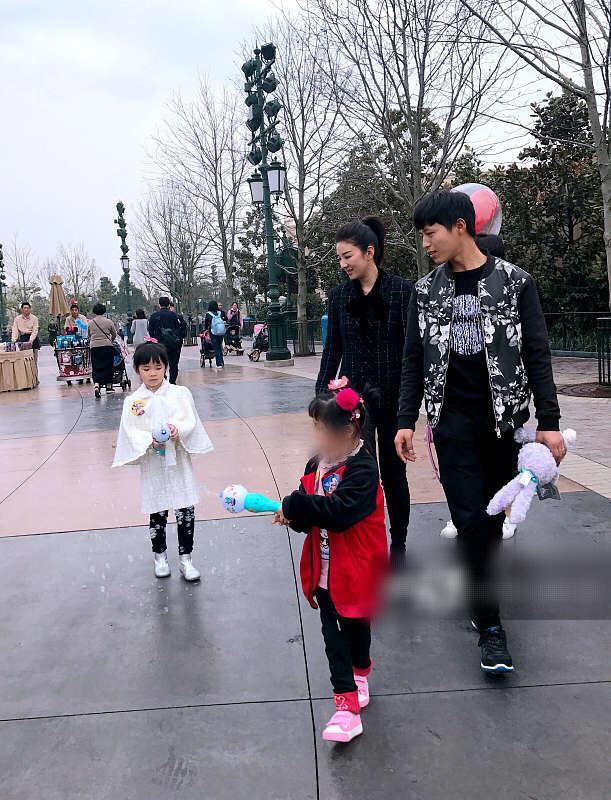 黄奕陪女儿游迪士尼眼神全程紧贴, 黄芊玲白衣似小公主懂谦让