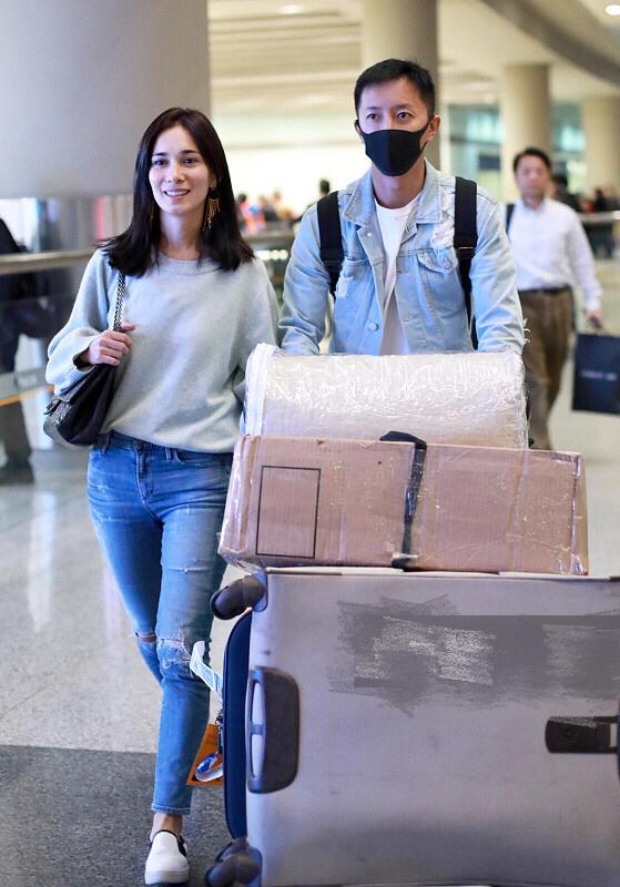 卢靖姗轻挽韩庚手臂小鸟依人 两人合体亲密无间疑似好事将近