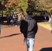 搞笑gif段子: 当我看到一个我喜欢的女孩并试图采取正常行动时