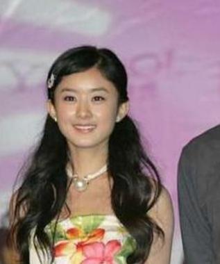 杨幂刚出道时和曾轶可长得如出一辙, 变化小的除了刘亦菲就是她了