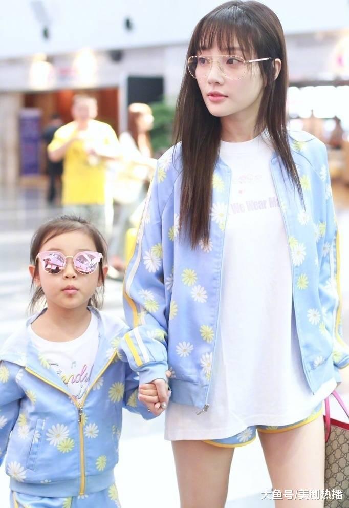 李小璐和甜馨穿亲子装亮相机场, 网友: 去哪都带娃, 改良母路线?