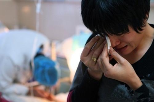 男子吃饭时胸痛难忍, 抢救后心梗离世, 医生: 这2个习惯害人不浅