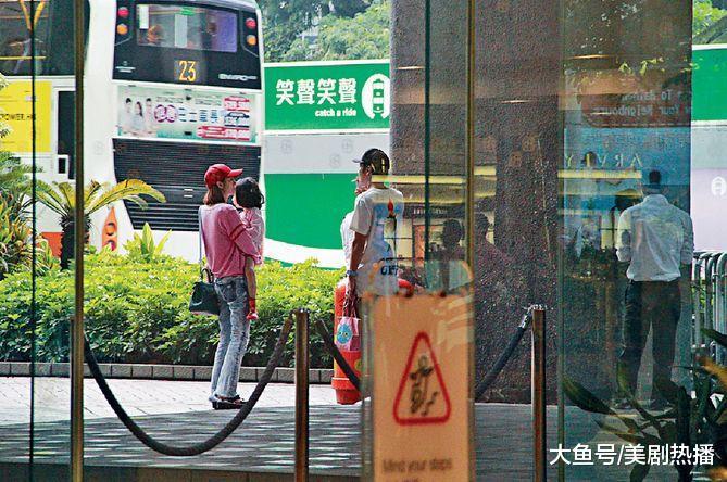 洪欣与张丹峰逛街疑似闹别扭? 甩老公独自购物! 网友: 她心里也苦