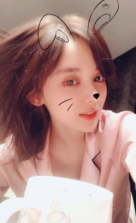 娜扎晒短发素颜萌照少女感爆棚 自己评论“素颜真好看”