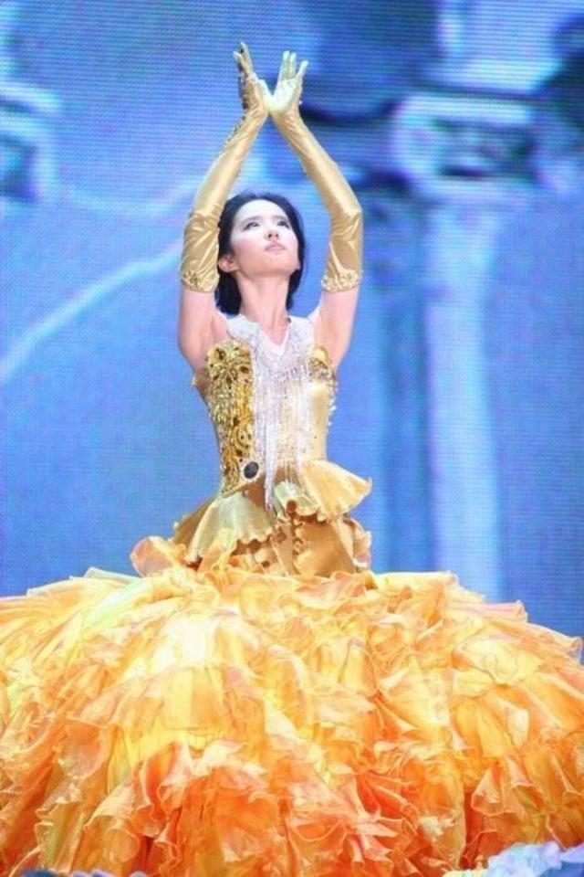 金鹰女神结果公布, 杨幂被迪丽热巴超越, 而她今年又拿第一!