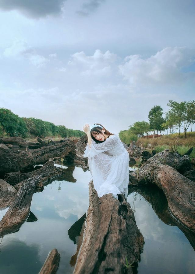 雨若停了, 溪水怎么流? 你若走了, 爱情怎么求? 水若没了, 鱼儿怎么游? 情若没了, 我能怎么走?