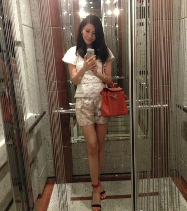 李嘉欣晒美腿 电梯上这个数字却暴露她家太壕