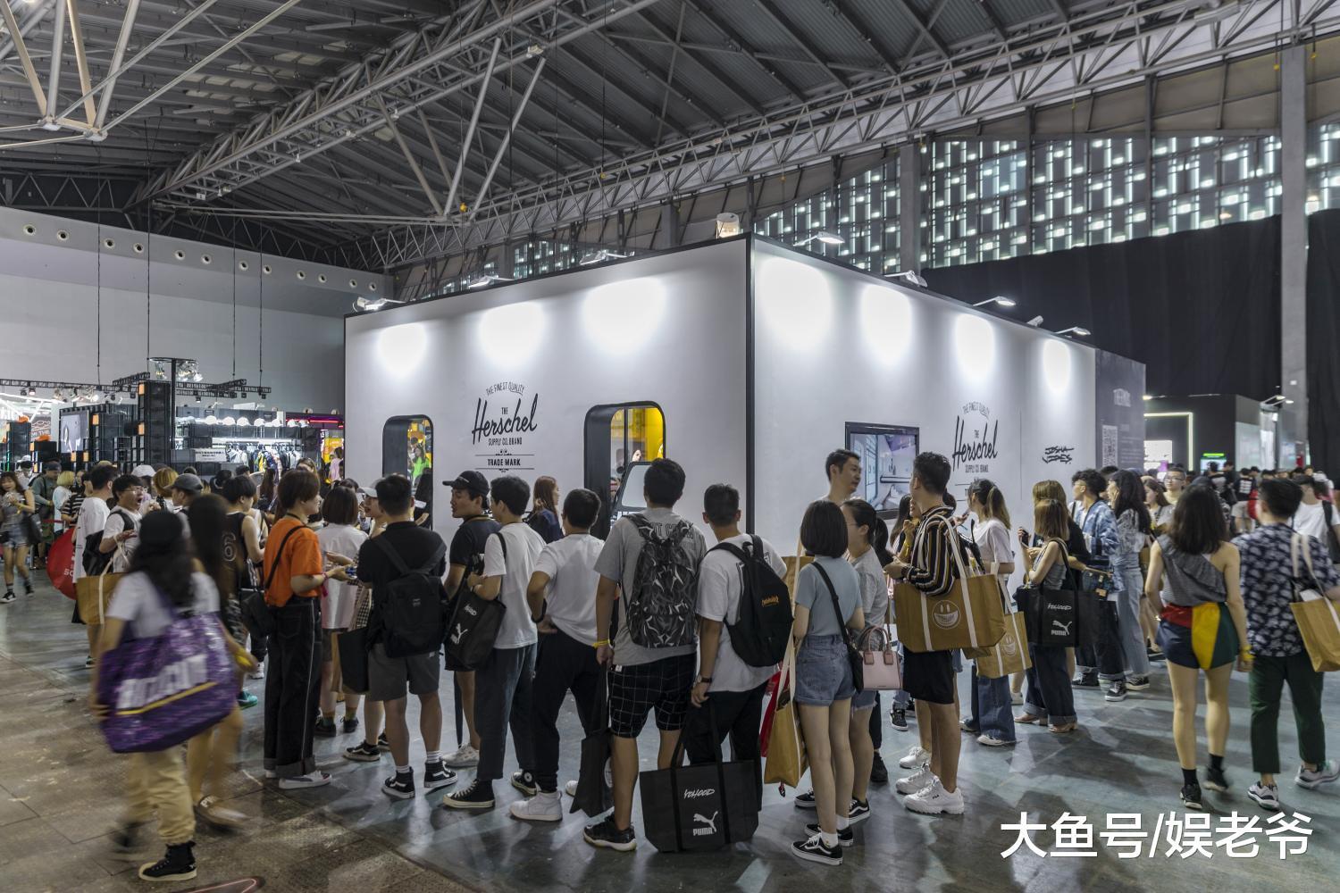 Herschel Supply 携手视觉艺术家 Joshua Vides 空降 YOHOOD 全球潮流嘉年华