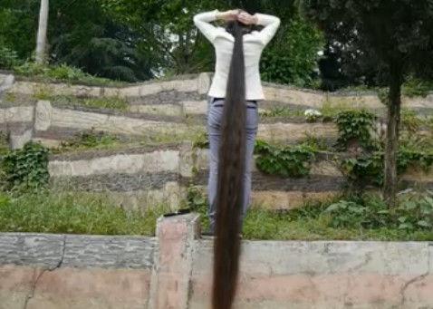 长发女子路边一直不动, 路人以为她要自杀赶紧报警, 真相让人无语