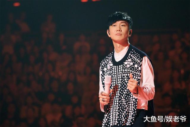 林俊杰同框歌迷合唱《小酒窝》 满屏都是甜美“酒窝妹”