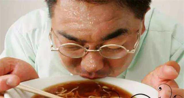 一吃饭就大汗淋漓? 要小心, 这几种疾病可能会找上你!