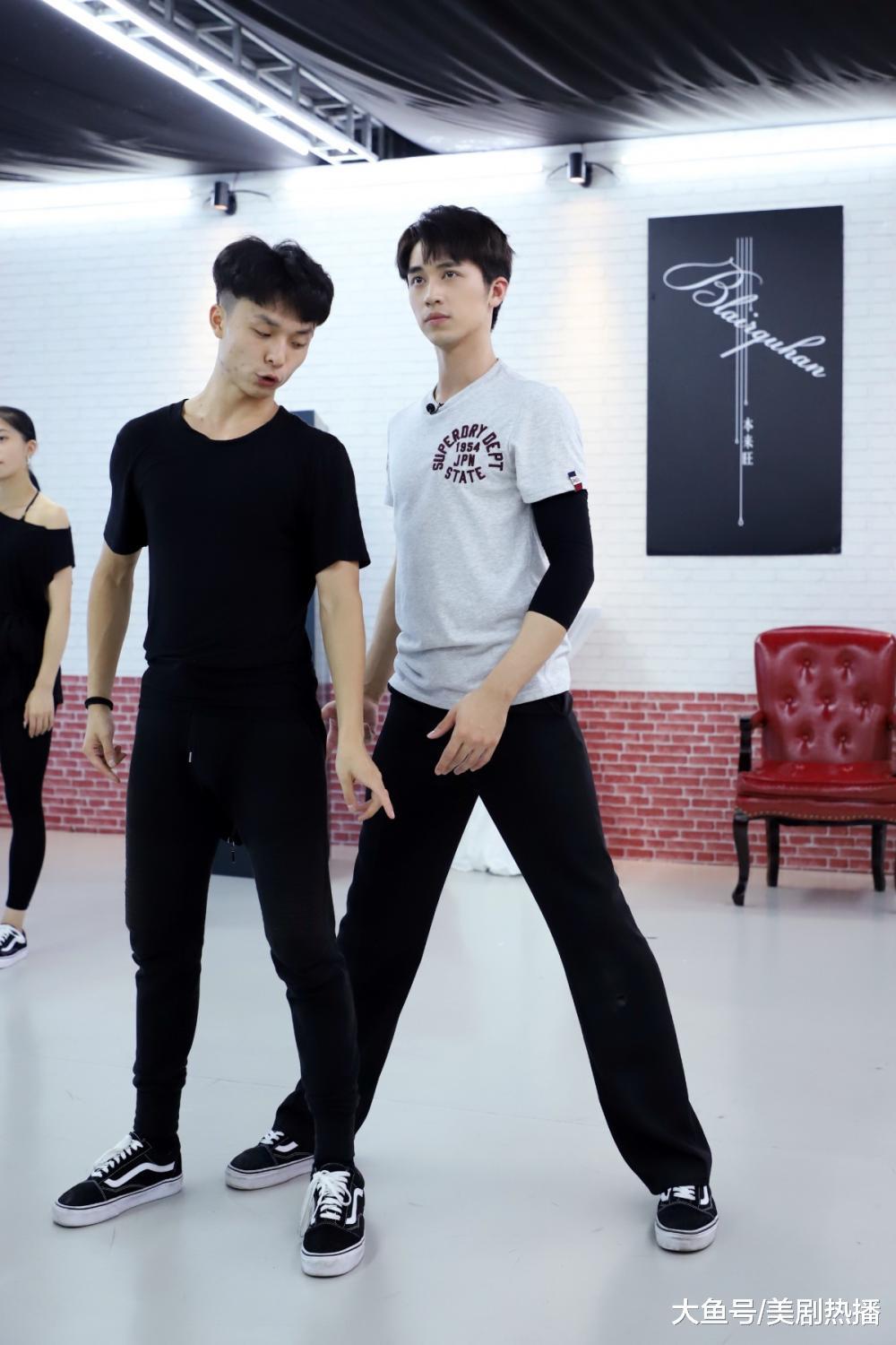 《新舞林大会》许魏洲护膝中居然有针, 网友: 节目组必须给说法!