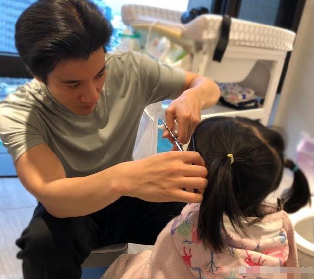 王力宏给女儿剪头发, 下雨天让孩子淋雨: 亲爸亲妈!