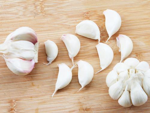 当你吃了5个烤大蒜后, 24小时内, 你的身体会发生奇妙的变化