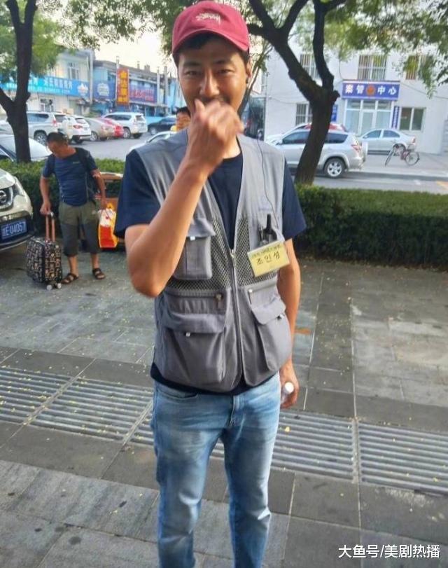 韩国男神赵寅成跟随老年团游吉林, 穿着低调, 也太接地气儿了!