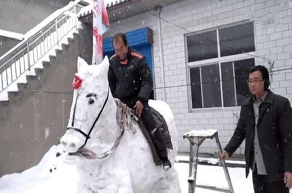 大叔在自家院子里堆“雪马”, 坐在马背上时帅炸了!