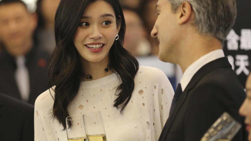 奚梦瑶互动眼神撩人 保镖贴身显大牌[图集]