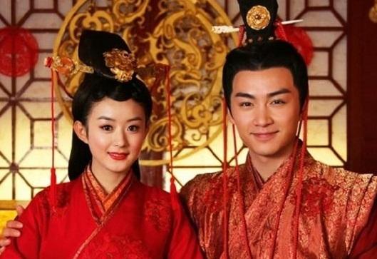 娱乐圈对女星太残忍! 几年前他们还在演情侣, 几年后却成“母子”
