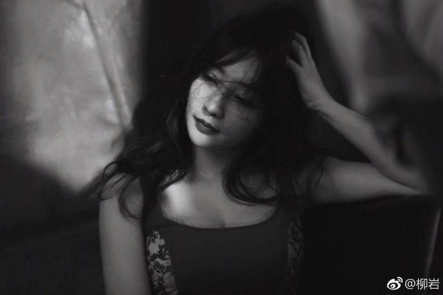 柳岩微博发布性感美图 眼神魅惑事业线半遮半露