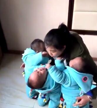 三胞胎宝宝一起要妈妈抱, 妈妈使出洪荒之力