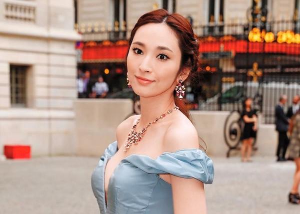 吴佩慈成S帮第一富婆? 被曝男友送豪宅现金已超47亿